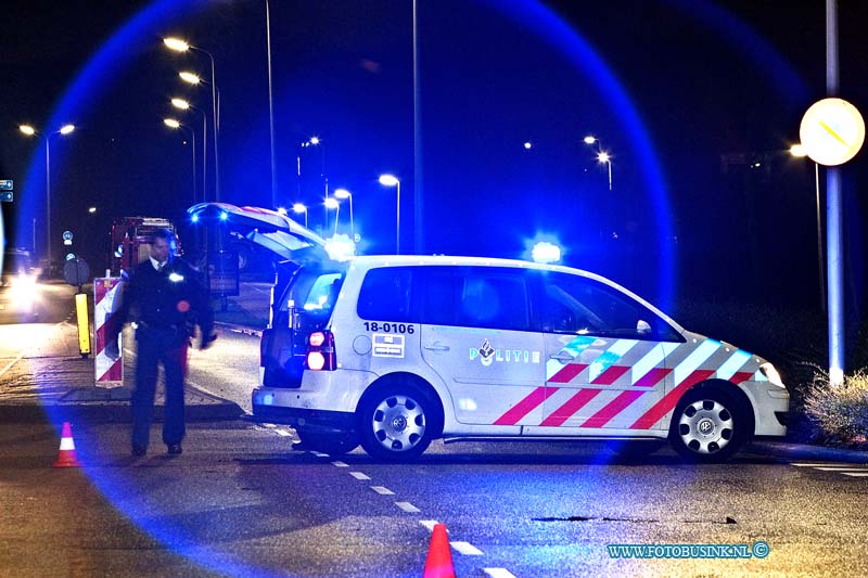 11011423.jpg - FOTOOPDRACHT:Zwijndrecht:14-01-2011:Foto: De politie heeft diverse weg afgezet zo ook de Molenvliet en de RW A16. lcoholbrand rangeerterrein Kijfhoek. Het vuur op Kijfhoek ontstond vrijdagavond om half tien door nog onbekende oorzaak. Het gaat om om één zogenoemde ketelwagen en 1 wagon geladen met ijzer. Waarschijnlijk is er ethanol uit gelekt, dat onder de wagons in brand is gevlogen. Ontruimingen De ontruimde huizen zijn die aan de Langeweg tussen de Munnikensteeg en de Groenesteeg, en langs de eerste 250 meter van de Rijksstraatweg. Hendrik-Ido-Ambacht en Zwijndrecht. De bewoners van twee woningen weigerden hun huis te verlaten. Op last van de burgemeester zijn ze met een noodverordening gedwongen geëvacueerd. De bewoners worden opgevangen in Festino, het voormalige theater De Uitstek in Zwijndrecht. Niet giftigEthanol brandt 'schoon' op: de stof wordt omgezet in water en kooldioxide. Bij metingen is gebleken dat er tot dusver geen giftige stoffen zijn vrijgekomen.Deze digitale foto blijft eigendom van FOTOPERSBURO BUSINK. Wij hanteren de voorwaarden van het N.V.F. en N.V.J. Gebruik van deze foto impliceert dat u bekend bent  en akkoord gaat met deze voorwaarden bij publicatie.EB/ETIENNE BUSINK