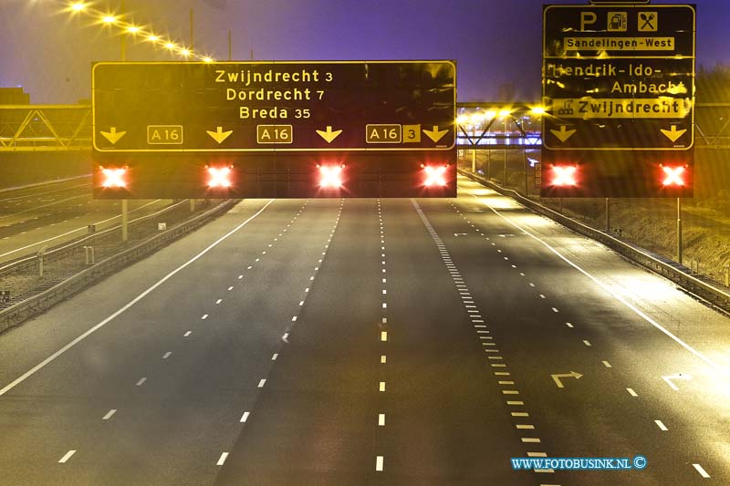 11011424.jpg - FOTOOPDRACHT:Zwijndrecht:14-01-2011:Foto: De afsluting van de gehel RW A16 ter hoogte van Zwijndrecht-Henrik ido Ambacht.Alcoholbrand rangeerterrein Kijfhoek. Het vuur op Kijfhoek ontstond vrijdagavond om half tien door nog onbekende oorzaak. Het gaat om om één zogenoemde ketelwagen en 1 wagon geladen met ijzer. Waarschijnlijk is er ethanol uit gelekt, dat onder de wagons in brand is gevlogen. Ontruimingen De ontruimde huizen zijn die aan de Langeweg tussen de Munnikensteeg en de Groenesteeg, en langs de eerste 250 meter van de Rijksstraatweg. Hendrik-Ido-Ambacht en Zwijndrecht. De bewoners van twee woningen weigerden hun huis te verlaten. Op last van de burgemeester zijn ze met een noodverordening gedwongen geëvacueerd. De bewoners worden opgevangen in Festino, het voormalige theater De Uitstek in Zwijndrecht. Niet giftigEthanol brandt 'schoon' op: de stof wordt omgezet in water en kooldioxide. Bij metingen is gebleken dat er tot dusver geen giftige stoffen zijn vrijgekomen.Deze digitale foto blijft eigendom van FOTOPERSBURO BUSINK. Wij hanteren de voorwaarden van het N.V.F. en N.V.J. Gebruik van deze foto impliceert dat u bekend bent  en akkoord gaat met deze voorwaarden bij publicatie.EB/ETIENNE BUSINK