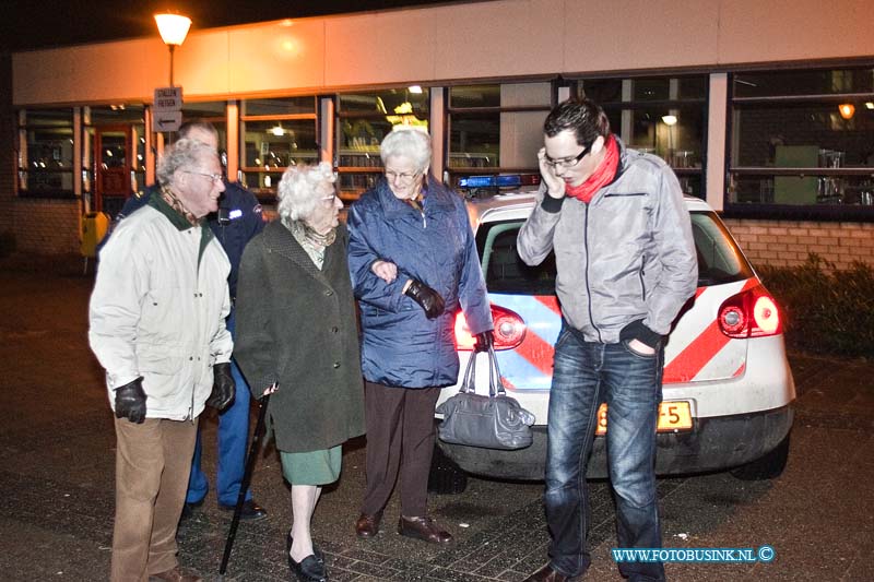 11011425.jpg - FOTOOPDRACHT:Zwijndrecht:14-01-2011:Foto: Deze bewoners moesten door de politie uit hun huis gehaald worden omdat ze zelf niet wilde gaan.Alcoholbrand rangeerterrein Kijfhoek. Het vuur op Kijfhoek ontstond vrijdagavond om half tien door nog onbekende oorzaak. Het gaat om om één zogenoemde ketelwagen en 1 wagon geladen met ijzer. Waarschijnlijk is er ethanol uit gelekt, dat onder de wagons in brand is gevlogen. Ontruimingen De ontruimde huizen zijn die aan de Langeweg tussen de Munnikensteeg en de Groenesteeg, en langs de eerste 250 meter van de Rijksstraatweg. Hendrik-Ido-Ambacht en Zwijndrecht. De bewoners van twee woningen weigerden hun huis te verlaten. Op last van de burgemeester zijn ze met een noodverordening gedwongen geëvacueerd. De bewoners worden opgevangen in Festino, het voormalige theater De Uitstek in Zwijndrecht. Niet giftigEthanol brandt 'schoon' op: de stof wordt omgezet in water en kooldioxide. Bij metingen is gebleken dat er tot dusver geen giftige stoffen zijn vrijgekomen.Deze digitale foto blijft eigendom van FOTOPERSBURO BUSINK. Wij hanteren de voorwaarden van het N.V.F. en N.V.J. Gebruik van deze foto impliceert dat u bekend bent  en akkoord gaat met deze voorwaarden bij publicatie.EB/ETIENNE BUSINK