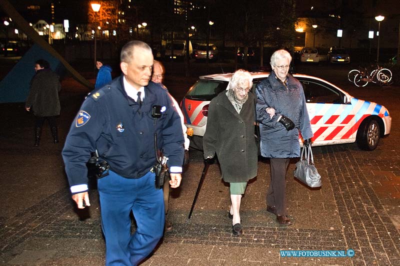 11011426.jpg - FOTOOPDRACHT:Zwijndrecht:14-01-2011:Foto: Deze bewoners moesten door de politie uit hun huis gehaald worden omdat ze zelf niet wilde gaan.Alcoholbrand rangeerterrein Kijfhoek. Het vuur op Kijfhoek ontstond vrijdagavond om half tien door nog onbekende oorzaak. Het gaat om om één zogenoemde ketelwagen en 1 wagon geladen met ijzer. Waarschijnlijk is er ethanol uit gelekt, dat onder de wagons in brand is gevlogen. Ontruimingen De ontruimde huizen zijn die aan de Langeweg tussen de Munnikensteeg en de Groenesteeg, en langs de eerste 250 meter van de Rijksstraatweg. Hendrik-Ido-Ambacht en Zwijndrecht. De bewoners van twee woningen weigerden hun huis te verlaten. Op last van de burgemeester zijn ze met een noodverordening gedwongen geëvacueerd. De bewoners worden opgevangen in Festino, het voormalige theater De Uitstek in Zwijndrecht. Niet giftigEthanol brandt 'schoon' op: de stof wordt omgezet in water en kooldioxide. Bij metingen is gebleken dat er tot dusver geen giftige stoffen zijn vrijgekomen.Deze digitale foto blijft eigendom van FOTOPERSBURO BUSINK. Wij hanteren de voorwaarden van het N.V.F. en N.V.J. Gebruik van deze foto impliceert dat u bekend bent  en akkoord gaat met deze voorwaarden bij publicatie.EB/ETIENNE BUSINK