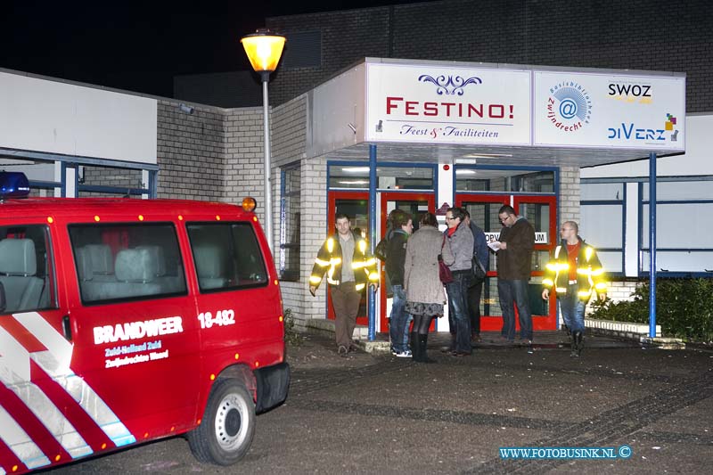 11011427.jpg - FOTOOPDRACHT:Zwijndrecht:14-01-2011:Foto: De bewoners worden opgevangen in Festino.Alcoholbrand rangeerterrein Kijfhoek. Het vuur op Kijfhoek ontstond vrijdagavond om half tien door nog onbekende oorzaak. Het gaat om om één zogenoemde ketelwagen en 1 wagon geladen met ijzer. Waarschijnlijk is er ethanol uit gelekt, dat onder de wagons in brand is gevlogen. Ontruimingen De ontruimde huizen zijn die aan de Langeweg tussen de Munnikensteeg en de Groenesteeg, en langs de eerste 250 meter van de Rijksstraatweg. Hendrik-Ido-Ambacht en Zwijndrecht. De bewoners van twee woningen weigerden hun huis te verlaten. Op last van de burgemeester zijn ze met een noodverordening gedwongen geëvacueerd. De bewoners worden opgevangen in Festino, het voormalige theater De Uitstek in Zwijndrecht. Niet giftigEthanol brandt 'schoon' op: de stof wordt omgezet in water en kooldioxide. Bij metingen is gebleken dat er tot dusver geen giftige stoffen zijn vrijgekomen.Deze digitale foto blijft eigendom van FOTOPERSBURO BUSINK. Wij hanteren de voorwaarden van het N.V.F. en N.V.J. Gebruik van deze foto impliceert dat u bekend bent  en akkoord gaat met deze voorwaarden bij publicatie.EB/ETIENNE BUSINK