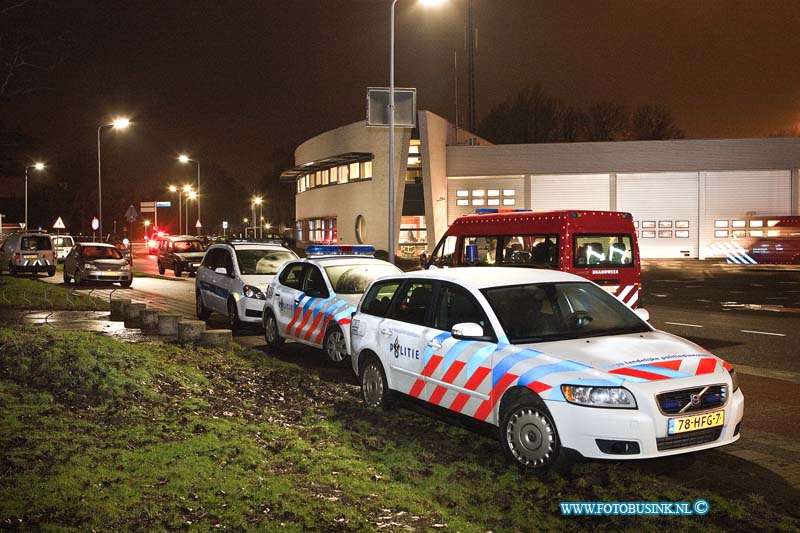 11011430.jpg - FOTOOPDRACHT:Zwijndrecht:14-01-2011:Foto; De brand karzane van zwijndrecht aan het begin van kijfhoek rangeer terrein, al waar dus veel verkeer was van hulpdiensten.Alcoholbrand rangeerterrein Kijfhoek. Het vuur op Kijfhoek ontstond vrijdagavond om half tien door nog onbekende oorzaak. Het gaat om om één zogenoemde ketelwagen en 1 wagon geladen met ijzer. Waarschijnlijk is er ethanol uit gelekt, dat onder de wagons in brand is gevlogen. Ontruimingen De ontruimde huizen zijn die aan de Langeweg tussen de Munnikensteeg en de Groenesteeg, en langs de eerste 250 meter van de Rijksstraatweg. Hendrik-Ido-Ambacht en Zwijndrecht. De bewoners van twee woningen weigerden hun huis te verlaten. Op last van de burgemeester zijn ze met een noodverordening gedwongen geëvacueerd. De bewoners worden opgevangen in Festino, het voormalige theater De Uitstek in Zwijndrecht. Niet giftigEthanol brandt 'schoon' op: de stof wordt omgezet in water en kooldioxide. Bij metingen is gebleken dat er tot dusver geen giftige stoffen zijn vrijgekomen.Deze digitale foto blijft eigendom van FOTOPERSBURO BUSINK. Wij hanteren de voorwaarden van het N.V.F. en N.V.J. Gebruik van deze foto impliceert dat u bekend bent  en akkoord gaat met deze voorwaarden bij publicatie.EB/ETIENNE BUSINK