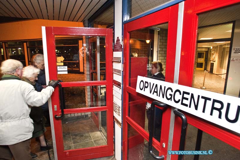 11011431.jpg - FOTOOPDRACHT:Zwijndrecht:14-01-2011:Foto: Het opvang centrum Festino waar 40 mensen die geëvacueerd werden op gevangen.Alcoholbrand rangeerterrein Kijfhoek. Het vuur op Kijfhoek ontstond vrijdagavond om half tien door nog onbekende oorzaak. Het gaat om om één zogenoemde ketelwagen en 1 wagon geladen met ijzer. Waarschijnlijk is er ethanol uit gelekt, dat onder de wagons in brand is gevlogen. Ontruimingen De ontruimde huizen zijn die aan de Langeweg tussen de Munnikensteeg en de Groenesteeg, en langs de eerste 250 meter van de Rijksstraatweg. Hendrik-Ido-Ambacht en Zwijndrecht. De bewoners van twee woningen weigerden hun huis te verlaten. Op last van de burgemeester zijn ze met een noodverordening gedwongen geëvacueerd. De bewoners worden opgevangen in Festino, het voormalige theater De Uitstek in Zwijndrecht. Niet giftig Ethanol brandt 'schoon' op: de stof wordt omgezet in water en kooldioxide. Bij metingen is gebleken dat er tot dusver geen giftige stoffen zijn vrijgekomen.Deze digitale foto blijft eigendom van FOTOPERSBURO BUSINK. Wij hanteren de voorwaarden van het N.V.F. en N.V.J. Gebruik van deze foto impliceert dat u bekend bent  en akkoord gaat met deze voorwaarden bij publicatie.EB/ETIENNE BUSINK