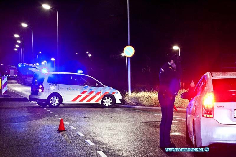 11011432.jpg - FOTOOPDRACHT:Zwijndrecht:14-01-2011:Foto: De afzetting op de Molenvliet maar ook de RW A16 is geruime tijd afgesloten.Alcoholbrand rangeerterrein Kijfhoek. Het vuur op Kijfhoek ontstond vrijdagavond om half tien door nog onbekende oorzaak. Het gaat om om één zogenoemde ketelwagen en 1 wagon geladen met ijzer. Waarschijnlijk is er ethanol uit gelekt, dat onder de wagons in brand is gevlogen. Ontruimingen De ontruimde huizen zijn die aan de Langeweg tussen de Munnikensteeg en de Groenesteeg, en langs de eerste 250 meter van de Rijksstraatweg. Hendrik-Ido-Ambacht en Zwijndrecht. De bewoners van twee woningen weigerden hun huis te verlaten. Op last van de burgemeester zijn ze met een noodverordening gedwongen geëvacueerd. De bewoners worden opgevangen in Festino, het voormalige theater De Uitstek in Zwijndrecht. Niet giftigEthanol brandt 'schoon' op: de stof wordt omgezet in water en kooldioxide. Bij metingen is gebleken dat er tot dusver geen giftige stoffen zijn vrijgekomen.Deze digitale foto blijft eigendom van FOTOPERSBURO BUSINK. Wij hanteren de voorwaarden van het N.V.F. en N.V.J. Gebruik van deze foto impliceert dat u bekend bent  en akkoord gaat met deze voorwaarden bij publicatie.EB/ETIENNE BUSINK