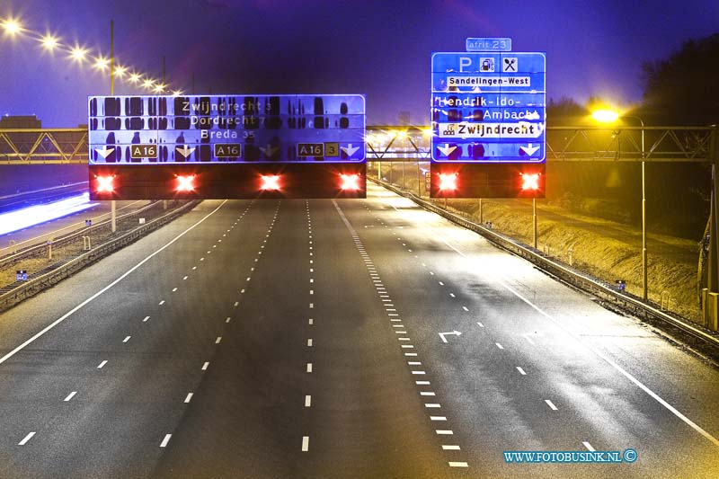 11011434.jpg - FOTOOPDRACHT:Zwijndrecht:14-01-2011:foto: de volledig gestremde RW a16 nabij Zwijndrecht-Hendrik ido Ambacht.Alcoholbrand rangeerterrein Kijfhoek. Het vuur op Kijfhoek ontstond vrijdagavond om half tien door nog onbekende oorzaak. Het gaat om om één zogenoemde ketelwagen en 1 wagon geladen met ijzer. Waarschijnlijk is er ethanol uit gelekt, dat onder de wagons in brand is gevlogen. Ontruimingen De ontruimde huizen zijn die aan de Langeweg tussen de Munnikensteeg en de Groenesteeg, en langs de eerste 250 meter van de Rijksstraatweg. Hendrik-Ido-Ambacht en Zwijndrecht. De bewoners van twee woningen weigerden hun huis te verlaten. Op last van de burgemeester zijn ze met een noodverordening gedwongen geëvacueerd. De bewoners worden opgevangen in Festino, het voormalige theater De Uitstek in Zwijndrecht. Niet giftigEthanol brandt 'schoon' op: de stof wordt omgezet in water en kooldioxide. Bij metingen is gebleken dat er tot dusver geen giftige stoffen zijn vrijgekomen.Deze digitale foto blijft eigendom van FOTOPERSBURO BUSINK. Wij hanteren de voorwaarden van het N.V.F. en N.V.J. Gebruik van deze foto impliceert dat u bekend bent  en akkoord gaat met deze voorwaarden bij publicatie.EB/ETIENNE BUSINK