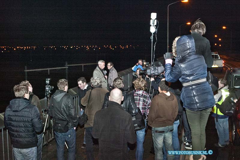 11011439.jpg - FOTOOPDRACHT:Zwijndrecht:14-01-2011:Foto: De massaal toegestroomde pers en publiek op de flyover bij kijfhoek.Alcoholbrand rangeerterrein Kijfhoek. Het vuur op Kijfhoek ontstond vrijdagavond om half tien door nog onbekende oorzaak. Het gaat om om één zogenoemde ketelwagen en 1 wagon geladen met ijzer. Waarschijnlijk is er ethanol uit gelekt, dat onder de wagons in brand is gevlogen. Ontruimingen De ontruimde huizen zijn die aan de Langeweg tussen de Munnikensteeg en de Groenesteeg, en langs de eerste 250 meter van de Rijksstraatweg. Hendrik-Ido-Ambacht en Zwijndrecht. De bewoners van twee woningen weigerden hun huis te verlaten. Op last van de burgemeester zijn ze met een noodverordening gedwongen geëvacueerd. De bewoners worden opgevangen in Festino, het voormalige theater De Uitstek in Zwijndrecht. Niet giftigEthanol brandt 'schoon' op: de stof wordt omgezet in water en kooldioxide. Bij metingen is gebleken dat er tot dusver geen giftige stoffen zijn vrijgekomen.Deze digitale foto blijft eigendom van FOTOPERSBURO BUSINK. Wij hanteren de voorwaarden van het N.V.F. en N.V.J. Gebruik van deze foto impliceert dat u bekend bent  en akkoord gaat met deze voorwaarden bij publicatie.EB/ETIENNE BUSINK