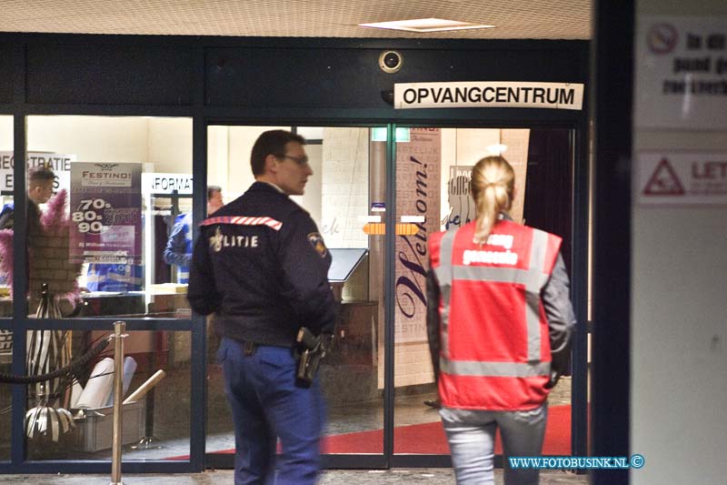 11011440.jpg - FOTOOPDRACHT:Zwijndrecht:14-01-2011:Foto: Het opvang centrum Festino waar 40 mensen die geëvacueerd werden op gevangen.Alcoholbrand rangeerterrein Kijfhoek. Het vuur op Kijfhoek ontstond vrijdagavond om half tien door nog onbekende oorzaak. Het gaat om om één zogenoemde ketelwagen en 1 wagon geladen met ijzer. Waarschijnlijk is er ethanol uit gelekt, dat onder de wagons in brand is gevlogen. Ontruimingen De ontruimde huizen zijn die aan de Langeweg tussen de Munnikensteeg en de Groenesteeg, en langs de eerste 250 meter van de Rijksstraatweg. Hendrik-Ido-Ambacht en Zwijndrecht. De bewoners van twee woningen weigerden hun huis te verlaten. Op last van de burgemeester zijn ze met een noodverordening gedwongen geëvacueerd. De bewoners worden opgevangen in Festino, het voormalige theater De Uitstek in Zwijndrecht. Niet giftigEthanol brandt 'schoon' op: de stof wordt omgezet in water en kooldioxide. Bij metingen is gebleken dat er tot dusver geen giftige stoffen zijn vrijgekomen.Deze digitale foto blijft eigendom van FOTOPERSBURO BUSINK. Wij hanteren de voorwaarden van het N.V.F. en N.V.J. Gebruik van deze foto impliceert dat u bekend bent  en akkoord gaat met deze voorwaarden bij publicatie.EB/ETIENNE BUSINK