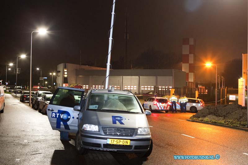 11011443.jpg - FOTOOPDRACHT:Zwijndrecht:14-01-2011:Foto: De camiteiten wagen van radio Rijnmond Alcoholbrand rangeerterrein Kijfhoek. Het vuur op Kijfhoek ontstond vrijdagavond om half tien door nog onbekende oorzaak. Het gaat om om één zogenoemde ketelwagen en 1 wagon geladen met ijzer. Waarschijnlijk is er ethanol uit gelekt, dat onder de wagons in brand is gevlogen. Ontruimingen De ontruimde huizen zijn die aan de Langeweg tussen de Munnikensteeg en de Groenesteeg, en langs de eerste 250 meter van de Rijksstraatweg. Hendrik-Ido-Ambacht en Zwijndrecht. De bewoners van twee woningen weigerden hun huis te verlaten. Op last van de burgemeester zijn ze met een noodverordening gedwongen geëvacueerd. De bewoners worden opgevangen in Festino, het voormalige theater De Uitstek in Zwijndrecht. Niet giftigEthanol brandt 'schoon' op: de stof wordt omgezet in water en kooldioxide. Bij metingen is gebleken dat er tot dusver geen giftige stoffen zijn vrijgekomen.Deze digitale foto blijft eigendom van FOTOPERSBURO BUSINK. Wij hanteren de voorwaarden van het N.V.F. en N.V.J. Gebruik van deze foto impliceert dat u bekend bent  en akkoord gaat met deze voorwaarden bij publicatie.EB/ETIENNE BUSINK