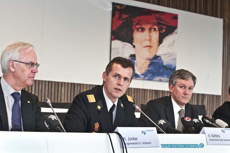 11011505.jpg - FOTOOPDRACHT:Zwijndrecht:15-01-2011:Foto: VLNR H. Jonker Burgermeester van Henrik Ido Ambacht, A. Slofstra Opertioneel Leider Brandweer, A. Scholten burgermeester van Zwijndrecht. Gisterenavond rond tien over half tien is onze regio opnieuw opgeschrikt door een flinke brand op rangeerterrein Kijfhoek. Twee wagon stonden in brand, waaronder één gevuld met ethanol (een zeer brandbare alcoholvariant). Om 10 uur vanmorgen heeft de brandweer het sein brand meester gegeven. Het spoor, voor personenvervoer, de A16 en alle andere wegen waren toen alweer enige vrij tijd gegeven en de mensen die tijdelijk geëvacueerd waren, konden rond 8 uur hun huizen weer opzoeken. De brandweer is nu aan het afronden en bezig om het gebied goed en veilig achter te laten. verklaring Burgermeester Scholte van Zwijndrecht: Over de oorzaak van de brand is op dit moment nog niets bekend. Dit wordt uiteraard nauw onderzocht. Het Openbaar Ministerie stelt een onderzoek in. "Gezien de ernst van de situatie en de plek (Kijfhoek) is snel opgeschaald tot op het niveau waarop ook de gemeente betrokken raakt bij het incident. We hebben er snel en bewust voor gekozen om direct actief te communiceren via onder andere sms-alerts, twitter, onze website, de media en een publieksnummer.  De gemeente Zwijndrecht en Prorail zijn betrokken in een aanwijsprocedure voor een bedrijfsbrandweer op Kijfhoek. Deze digitale foto blijft eigendom van FOTOPERSBURO BUSINK. Wij hanteren de voorwaarden van het N.V.F. en N.V.J. Gebruik van deze foto impliceert dat u bekend bent  en akkoord gaat met deze voorwaarden bij publicatie.EB/ETIENNE BUSINK