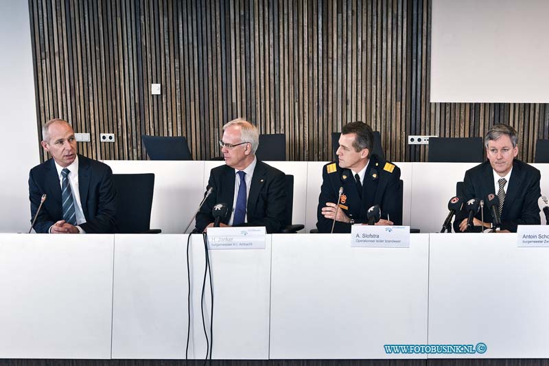 11011508.jpg - FOTOOPDRACHT:Zwijndrecht:15-01-2011:Foto: VLNR S. Sjoerdsma Directeur van Keyrail, H. Jonker Burgermeester van Henrik Ido Ambacht, A. Slofstra Opertioneel Leider Brandweer, A. Scholten burgermeester van Zwijndrecht. Gisterenavond rond tien over half tien is onze regio opnieuw opgeschrikt door een flinke brand op rangeerterrein Kijfhoek. Twee wagon stonden in brand, waaronder één gevuld met ethanol (een zeer brandbare alcoholvariant). Om 10 uur vanmorgen heeft de brandweer het sein brand meester gegeven. Het spoor, voor personenvervoer, de A16 en alle andere wegen waren toen alweer enige vrij tijd gegeven en de mensen die tijdelijk geëvacueerd waren, konden rond 8 uur hun huizen weer opzoeken. De brandweer is nu aan het afronden en bezig om het gebied goed en veilig achter te laten. verklaring Burgermeester Scholte van Zwijndrecht: Over de oorzaak van de brand is op dit moment nog niets bekend. Dit wordt uiteraard nauw onderzocht. Het Openbaar Ministerie stelt een onderzoek in. "Gezien de ernst van de situatie en de plek (Kijfhoek) is snel opgeschaald tot op het niveau waarop ook de gemeente betrokken raakt bij het incident. We hebben er snel en bewust voor gekozen om direct actief te communiceren via onder andere sms-alerts, twitter, onze website, de media en een publieksnummer.  De gemeente Zwijndrecht en Prorail zijn betrokken in een aanwijsprocedure voor een bedrijfsbrandweer op Kijfhoek. Deze digitale foto blijft eigendom van FOTOPERSBURO BUSINK. Wij hanteren de voorwaarden van het N.V.F. en N.V.J. Gebruik van deze foto impliceert dat u bekend bent  en akkoord gaat met deze voorwaarden bij publicatie.EB/ETIENNE BUSINK