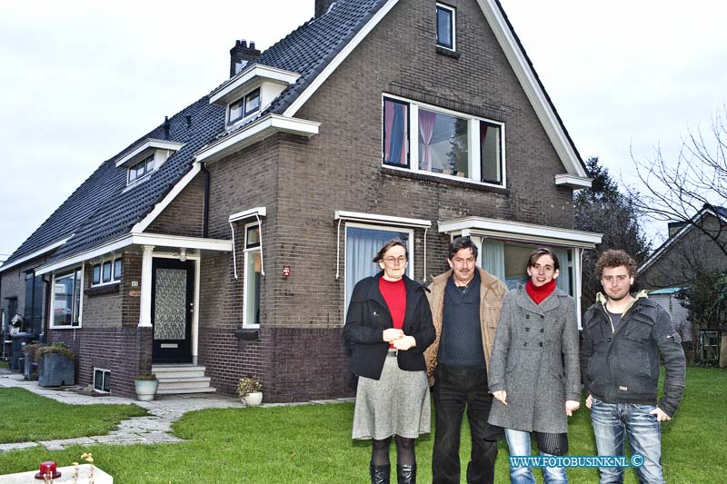 11011519.jpg - FOTOOPDRACHT:Zwijndreht:15-01-2011:De familie A.L.J. Prins een van de gezinnen die vrijdagavond ivm de brandende trein wagonen op kijfhoek uit hun huis werden geevacueerd aan de langeweg. Deze digitale foto blijft eigendom van FOTOPERSBURO BUSINK. Wij hanteren de voorwaarden van het N.V.F. en N.V.J. Gebruik van deze foto impliceert dat u bekend bent  en akkoord gaat met deze voorwaarden bij publicatie.EB/ETIENNE BUSINK