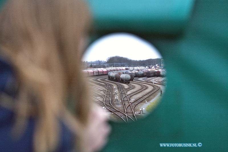 11011522.jpg - FOTOOPDRACHT:Zwijndrecht:15-01-2011:Antie kijk schermen geplaatst bij Alcoholbrand rangeerterrein Kijfhoek op het viadukt MunnikenwegDeze digitale foto blijft eigendom van FOTOPERSBURO BUSINK. Wij hanteren de voorwaarden van het N.V.F. en N.V.J. Gebruik van deze foto impliceert dat u bekend bent  en akkoord gaat met deze voorwaarden bij publicatie.EB/ETIENNE BUSINK