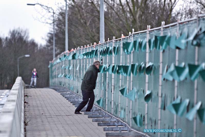 11011523.jpg - FOTOOPDRACHT:Zwijndrecht:15-01-2011:Antie kijk schermen geplaatst bij Alcoholbrand rangeerterrein Kijfhoek op het viadukt MunnikenwegDeze digitale foto blijft eigendom van FOTOPERSBURO BUSINK. Wij hanteren de voorwaarden van het N.V.F. en N.V.J. Gebruik van deze foto impliceert dat u bekend bent  en akkoord gaat met deze voorwaarden bij publicatie.EB/ETIENNE BUSINK