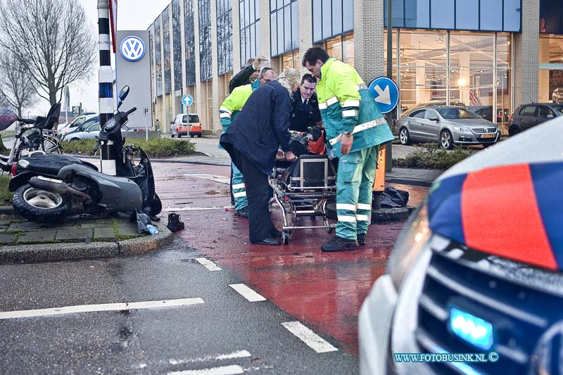 11011801.jpg - FOTOOPDRACHT:Dordrecht:18-01-2011:Bij een aanrijding tussen een busje en een bromfietser op de Laan der Verenigde Naties / Handelskade raakte de bromfietser zwaar gewond en werd afgevoerd naar het ziekenhuis door de ambulance. De brommer raakte ook een lantarenpaal en brak dwars door midden.Deze digitale foto blijft eigendom van FOTOPERSBURO BUSINK. Wij hanteren de voorwaarden van het N.V.F. en N.V.J. Gebruik van deze foto impliceert dat u bekend bent  en akkoord gaat met deze voorwaarden bij publicatie.EB/ETIENNE BUSINK