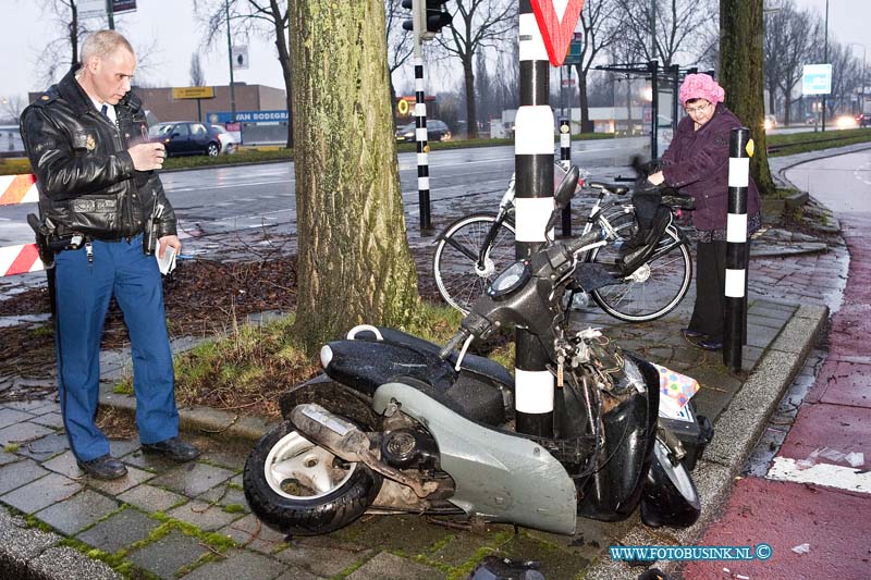 11011803.jpg - FOTOOPDRACHT:Dordrecht:18-01-2011:Bij een aanrijding tussen een busje en een bromfietser op de Laan der Verenigde Naties / Handelskade raakte de bromfietser zwaar gewond en werd afgevoerd naar het ziekenhuis door de ambulance. De brommer raakte ook een lantarenpaal en brak dwars door midden.Deze digitale foto blijft eigendom van FOTOPERSBURO BUSINK. Wij hanteren de voorwaarden van het N.V.F. en N.V.J. Gebruik van deze foto impliceert dat u bekend bent  en akkoord gaat met deze voorwaarden bij publicatie.EB/ETIENNE BUSINK