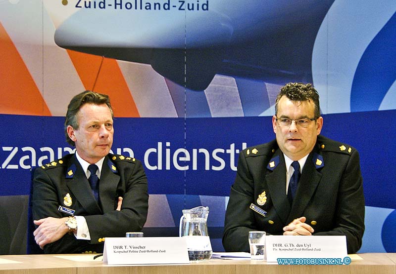 11011903.jpg - FOTOOPDRACHT:Dordrecht:19-01-2011:Criminaliteit in de regio Zuid-Holland-Zuid neemt af Extra aandacht voor woninginbraken en berovingen Regio Zuid-Holland-Zuid - Korpschef Teun Visscher kijkt tevreden terug op 2010. 'Het was een bewogen jaar, waarin ons korps regelmatig in de belangstelling stond en waarin de criminaliteit ook dit jaar weer is gedaald'.  Het aantal aangiften nam in 2010 met 5% af. In 2010 is er sprake geweest van een afname van het aantal overvallen (-41%), zedenmisdrijven (19%) en auto-inbraken (8%) . Ook het aantal vernielingen nam met 17% af. Het aantal woninginbraken is het afgelopen jaar wel gestegen. Na een daling van het aantal woninginbraken sinds 2005 is er nu ondanks de inzet van politie, in vergelijking met vorig jaar, sprake van een stijging van deze vorm van criminaliteit met 19%. Het korps heeft extra aandacht voor de woninginbraken. Er wordt na een inbraak sporenonderzoek en een buurtonderzoek verricht om bij buurtbewoners te vragen om informatie. Ook wordt regelmatig de hulp ingeroepen van het publiek via SMS-alert.  Het aantal bedrijfsinbraken nam in 2010 wel af met 17%. Ambities 2011 Het korps Zuid-Holland-Zuid moet in 2011 nog veiliger worden. Een slim, lenig en slagvaardig korps waarin goed samengewerkt wordt met overige partners in het veiligheidsdomein en waarin de politie vaak en zichtbaar op straat aanwezig is, dichtbij de burger. Deze digitale foto blijft eigendom van FOTOPERSBURO BUSINK. Wij hanteren de voorwaarden van het N.V.F. en N.V.J. Gebruik van deze foto impliceert dat u bekend bent  en akkoord gaat met deze voorwaarden bij publicatie.EB/ETIENNE BUSINK