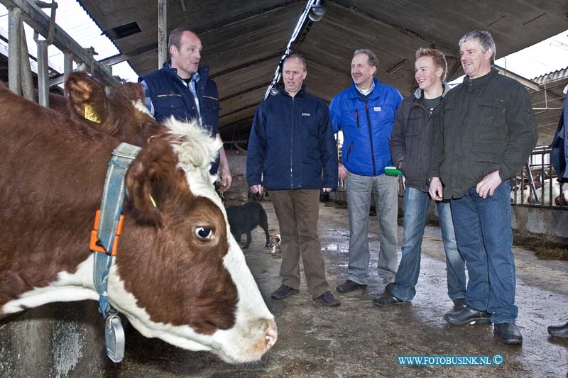 11011912.jpg - FOTOOPDRACHT:groot Ammers:19-01-2011:Open dag bij Familie Vink. Melkveehouder met voornamelijk rondbonten. Familie Vink Peppelweg Groot-AmmersDeze digitale foto blijft eigendom van FOTOPERSBURO BUSINK. Wij hanteren de voorwaarden van het N.V.F. en N.V.J. Gebruik van deze foto impliceert dat u bekend bent  en akkoord gaat met deze voorwaarden bij publicatie.EB/ETIENNE BUSINK