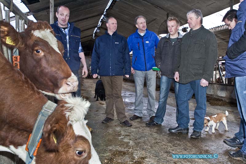 11011913.jpg - FOTOOPDRACHT:groot Ammers:19-01-2011:Open dag bij Familie Vink. Melkveehouder met voornamelijk rondbonten. Familie Vink Peppelweg Groot-AmmersDeze digitale foto blijft eigendom van FOTOPERSBURO BUSINK. Wij hanteren de voorwaarden van het N.V.F. en N.V.J. Gebruik van deze foto impliceert dat u bekend bent  en akkoord gaat met deze voorwaarden bij publicatie.EB/ETIENNE BUSINK