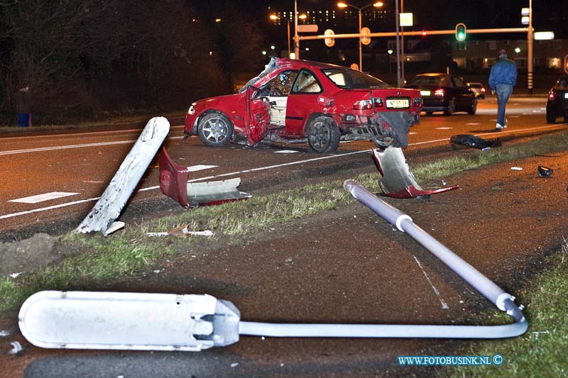 11011915.jpg - FOTOOPDRACHT:Papendrecht:19-01-2011:Papendrecht Bij een 1 zijdig ongeval op de B.K. Weg raakte een auto total loss toen hij met hoge snelheid een lantarenpaal raakte de bestuurder was gewond hij werd naar een ziekenhuis afgevoerd. De politie stelt een onderzoek in naar de toedracht van dit ongeval.Deze digitale foto blijft eigendom van FOTOPERSBURO BUSINK. Wij hanteren de voorwaarden van het N.V.F. en N.V.J. Gebruik van deze foto impliceert dat u bekend bent  en akkoord gaat met deze voorwaarden bij publicatie.EB/ETIENNE BUSINK