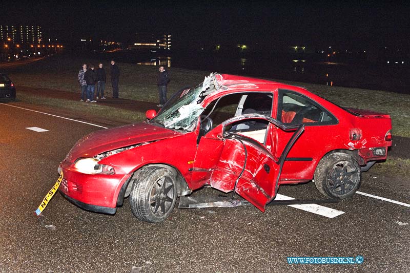 11011916.jpg - FOTOOPDRACHT:Papendrecht:19-01-2011:Papendrecht Bij een 1 zijdig ongeval op de B.K. Weg raakte een auto total loss toen hij met hoge snelheid een lantarenpaal raakte de bestuurder was gewond hij werd naar een ziekenhuis afgevoerd. De politie stelt een onderzoek in naar de toedracht van dit ongeval.Deze digitale foto blijft eigendom van FOTOPERSBURO BUSINK. Wij hanteren de voorwaarden van het N.V.F. en N.V.J. Gebruik van deze foto impliceert dat u bekend bent  en akkoord gaat met deze voorwaarden bij publicatie.EB/ETIENNE BUSINK