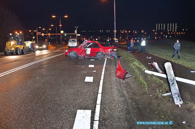 11011917.jpg - FOTOOPDRACHT:Papendrecht:19-01-2011:Papendrecht Bij een 1 zijdig ongeval op de B.K. Weg raakte een auto total loss toen hij met hoge snelheid een lantarenpaal raakte de bestuurder was gewond hij werd naar een ziekenhuis afgevoerd. De politie stelt een onderzoek in naar de toedracht van dit ongeval.Deze digitale foto blijft eigendom van FOTOPERSBURO BUSINK. Wij hanteren de voorwaarden van het N.V.F. en N.V.J. Gebruik van deze foto impliceert dat u bekend bent  en akkoord gaat met deze voorwaarden bij publicatie.EB/ETIENNE BUSINK