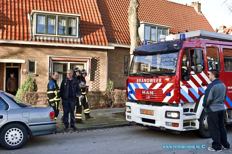 11012001.jpg - FOTOOPDRACHT:Dordrecht:20-01-2011:In de Willem Maristraat 9 raakt de bewoners ongerust omdat het koolmonoxide alarm in huis bleef afgaan, de Brandweer en Ambulance dienst rukte met groot materieel uit omdat er bewoners in de woning aanwezig waren, bij inspectie van de Brandweer bleek het om lege batterijen te gaan. Het koolmonoxide alarm ging om deze reden elke keer weer af de Brandweer en GGD stelde de oudere bewoners gerust en vertrokken onverrichte zaken met de mededeling de batterijen te vervangen.Deze digitale foto blijft eigendom van FOTOPERSBURO BUSINK. Wij hanteren de voorwaarden van het N.V.F. en N.V.J. Gebruik van deze foto impliceert dat u bekend bent  en akkoord gaat met deze voorwaarden bij publicatie.EB/ETIENNE BUSINK