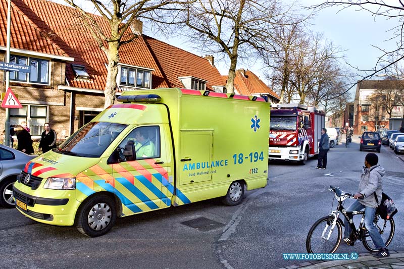 11012002.jpg - FOTOOPDRACHT:Dordrecht:20-01-2011:In de Willem Maristraat 9 raakt de bewoners ongerust omdat het koolmonoxide alarm in huis bleef afgaan, de Brandweer en Ambulance dienst rukte met groot materieel uit omdat er bewoners in de woning aanwezig waren, bij inspectie van de Brandweer bleek het om lege batterijen te gaan. Het koolmonoxide alarm ging om deze reden elke keer weer af de Brandweer en GGD stelde de oudere bewoners gerust en vertrokken onverrichte zaken met de mededeling de batterijen te vervangen.Deze digitale foto blijft eigendom van FOTOPERSBURO BUSINK. Wij hanteren de voorwaarden van het N.V.F. en N.V.J. Gebruik van deze foto impliceert dat u bekend bent  en akkoord gaat met deze voorwaarden bij publicatie.EB/ETIENNE BUSINK