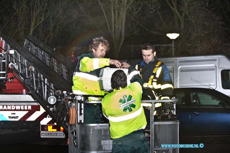 11012303.jpg - FOTOOPDRACHT:Dordrecht:23-01-2011:Vogel vast in de boom door voer netje op de walenburg ter hoogte nr 42. de brandweer haalde samen met de Dierenamblance de vogel uit de boom. De vogel hing op zijn kop aan het netje vast in een tak en kon nooit zelfstandig los komen.Deze digitale foto blijft eigendom van FOTOPERSBURO BUSINK. Wij hanteren de voorwaarden van het N.V.F. en N.V.J. Gebruik van deze foto impliceert dat u bekend bent  en akkoord gaat met deze voorwaarden bij publicatie.EB/ETIENNE BUSINK