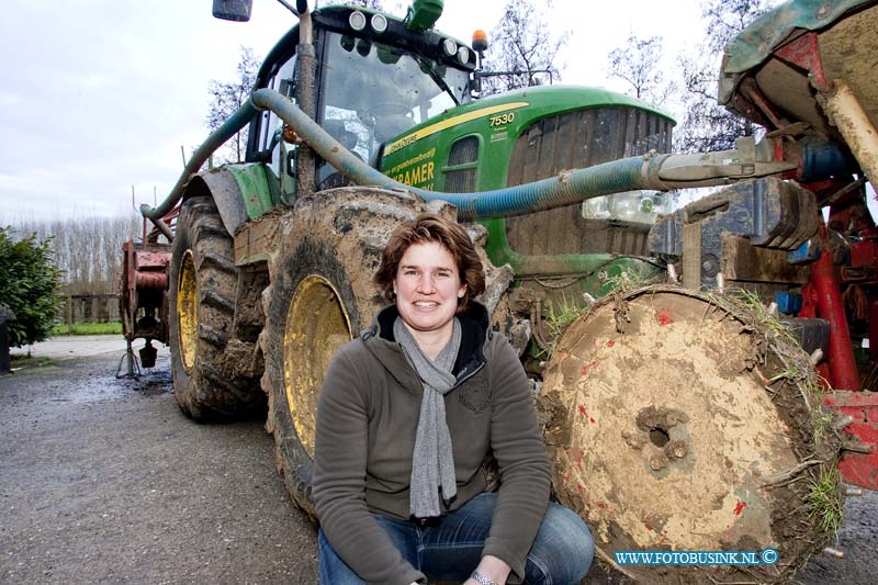 11012401.jpg - FOTOOPDRACHT:Werkendam:24-01-2011:Ilse de Graaf ze heeft een akkerbouw- en loonwerkbedrijf. sfeervolle foto van haar met een trekker zo dat je kunt zien dat ze een akkerbouwbedrijf heeft. Deze digitale foto blijft eigendom van FOTOPERSBURO BUSINK. Wij hanteren de voorwaarden van het N.V.F. en N.V.J. Gebruik van deze foto impliceert dat u bekend bent  en akkoord gaat met deze voorwaarden bij publicatie.EB/ETIENNE BUSINK