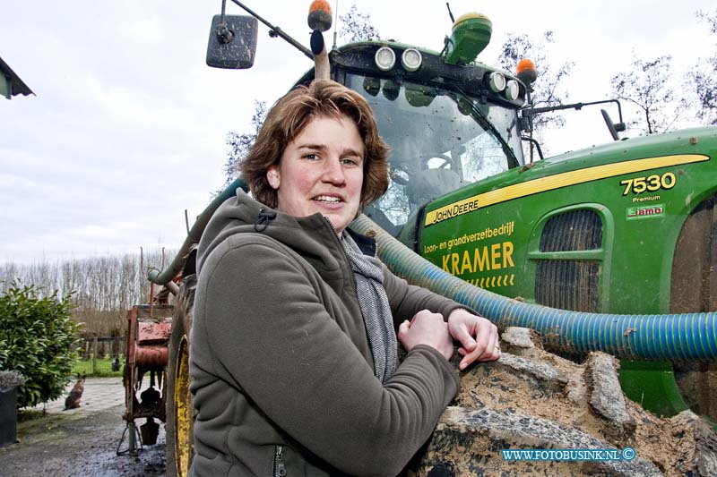 11012402.jpg - FOTOOPDRACHT:Werkendam:24-01-2011:Ilse de Graaf ze heeft een akkerbouw- en loonwerkbedrijf. sfeervolle foto van haar met een trekker zo dat je kunt zien dat ze een akkerbouwbedrijf heeft. Deze digitale foto blijft eigendom van FOTOPERSBURO BUSINK. Wij hanteren de voorwaarden van het N.V.F. en N.V.J. Gebruik van deze foto impliceert dat u bekend bent  en akkoord gaat met deze voorwaarden bij publicatie.EB/ETIENNE BUSINK