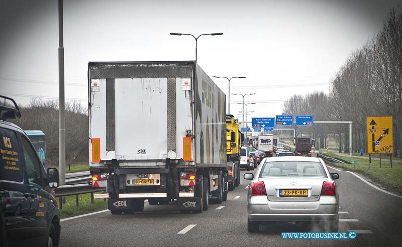 11012701.jpg - FOTOOPDRACHT:Papendrecht:27-01-2011:De stoplichten op de kruising N3/RW A15 waren vanmorgen buiten gebruik alwaar een complete verkeer gaos ontstond. het was dus vanmorgen aan de hoffelijkheid van auto rijdend Nederland, om veilig de kruising over te steken.Deze digitale foto blijft eigendom van FOTOPERSBURO BUSINK. Wij hanteren de voorwaarden van het N.V.F. en N.V.J. Gebruik van deze foto impliceert dat u bekend bent  en akkoord gaat met deze voorwaarden bij publicatie.EB/ETIENNE BUSINK