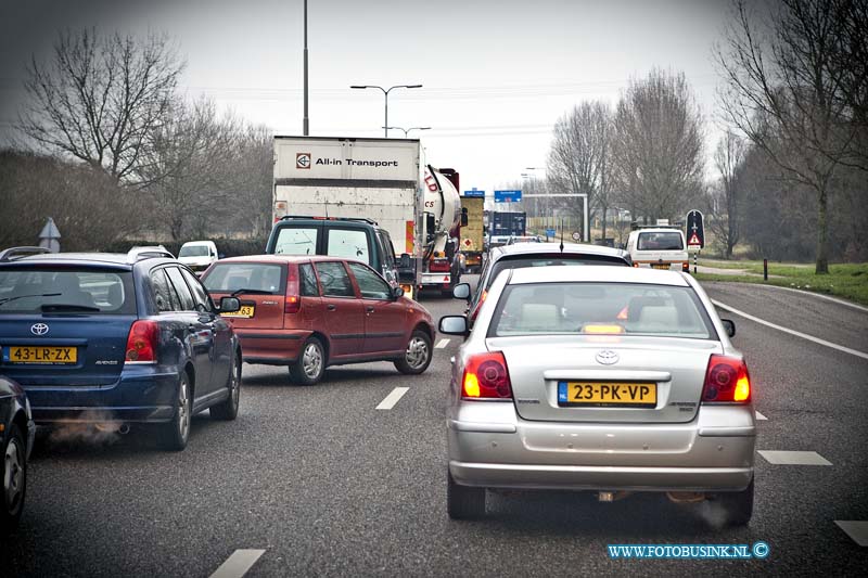 11012702.jpg - FOTOOPDRACHT:Papendrecht:27-01-2011:De stoplichten op de kruising N3/RW A15 waren vanmorgen buiten gebruik alwaar een complete verkeer gaos ontstond. het was dus vanmorgen aan de hoffelijkheid van auto rijdend Nederland, om veilig de kruising over te steken.Deze digitale foto blijft eigendom van FOTOPERSBURO BUSINK. Wij hanteren de voorwaarden van het N.V.F. en N.V.J. Gebruik van deze foto impliceert dat u bekend bent  en akkoord gaat met deze voorwaarden bij publicatie.EB/ETIENNE BUSINK