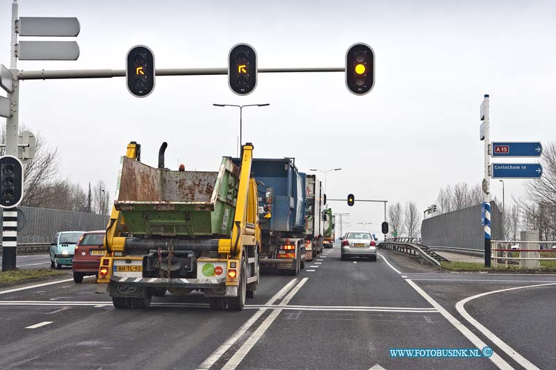 11012703.jpg - FOTOOPDRACHT:Papendrecht:27-01-2011:De stoplichten op de kruising N3/RW A15 waren vanmorgen buiten gebruik alwaar een complete verkeer gaos ontstond. het was dus vanmorgen aan de hoffelijkheid van auto rijdend Nederland, om veilig de kruising over te steken.Deze digitale foto blijft eigendom van FOTOPERSBURO BUSINK. Wij hanteren de voorwaarden van het N.V.F. en N.V.J. Gebruik van deze foto impliceert dat u bekend bent  en akkoord gaat met deze voorwaarden bij publicatie.EB/ETIENNE BUSINK