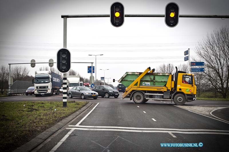 11012704.jpg - FOTOOPDRACHT:Papendrecht:27-01-2011:De stoplichten op de kruising N3/RW A15 waren vanmorgen buiten gebruik alwaar een complete verkeer gaos ontstond. het was dus vanmorgen aan de hoffelijkheid van auto rijdend Nederland, om veilig de kruising over te steken.Deze digitale foto blijft eigendom van FOTOPERSBURO BUSINK. Wij hanteren de voorwaarden van het N.V.F. en N.V.J. Gebruik van deze foto impliceert dat u bekend bent  en akkoord gaat met deze voorwaarden bij publicatie.EB/ETIENNE BUSINK