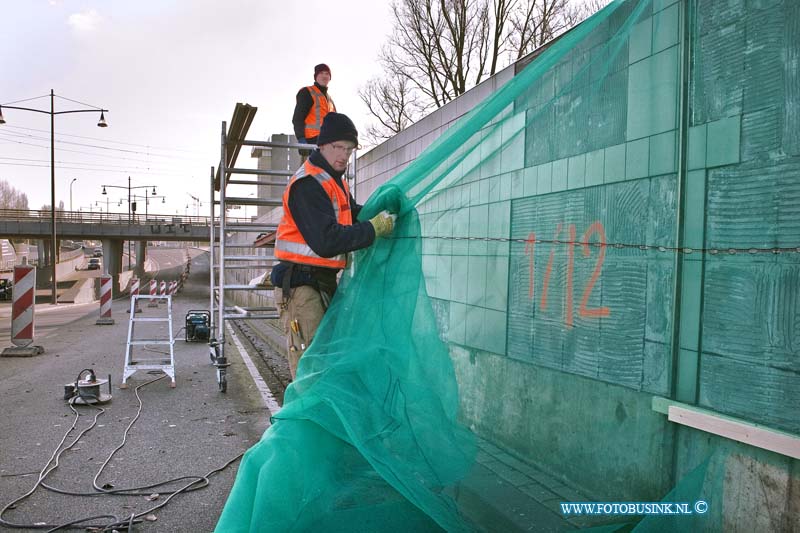 11012709.jpg - FOTOOPDRACHT:Dordrecht:27-01-2011:Foto: het ophangen van de netten.Dordrecht De tunnel onder de laan de VN, waar al maanden een afzetting is aangebracht vanwege de los geraakte tegeltjes, wordt nu voor aangewerkt om er netten over heen te hangen zodat beide rijbanen weer open kunnen, want het getouw trek om wie zijn schuld het is dat de tegel los laten en wie het gaat betalen is begonnen en kan nog vele maanden duren. Als  de netten er hangen kunnen bij rijbannen door het verkeer weer gebruikt worden.Deze digitale foto blijft eigendom van FOTOPERSBURO BUSINK. Wij hanteren de voorwaarden van het N.V.F. en N.V.J. Gebruik van deze foto impliceert dat u bekend bent  en akkoord gaat met deze voorwaarden bij publicatie.EB/ETIENNE BUSINK