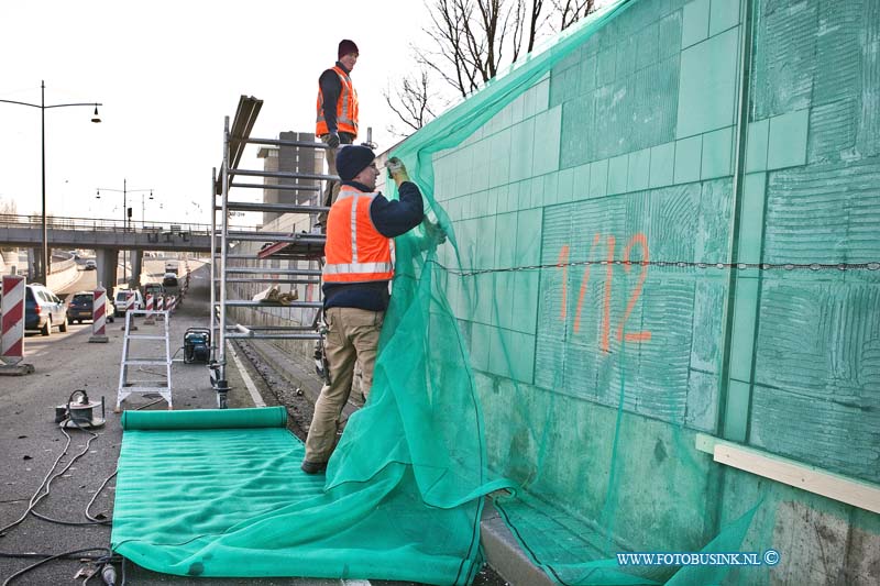 11012710.jpg - FOTOOPDRACHT:Dordrecht:27-01-2011:Foto: het ophangen van de netten.Dordrecht De tunnel onder de laan de VN, waar al maanden een afzetting is aangebracht vanwege de los geraakte tegeltjes, wordt nu voor aangewerkt om er netten over heen te hangen zodat beide rijbanen weer open kunnen, want het getouw trek om wie zijn schuld het is dat de tegel los laten en wie het gaat betalen is begonnen en kan nog vele maanden duren. Als  de netten er hangen kunnen bij rijbannen door het verkeer weer gebruikt worden.Deze digitale foto blijft eigendom van FOTOPERSBURO BUSINK. Wij hanteren de voorwaarden van het N.V.F. en N.V.J. Gebruik van deze foto impliceert dat u bekend bent  en akkoord gaat met deze voorwaarden bij publicatie.EB/ETIENNE BUSINK