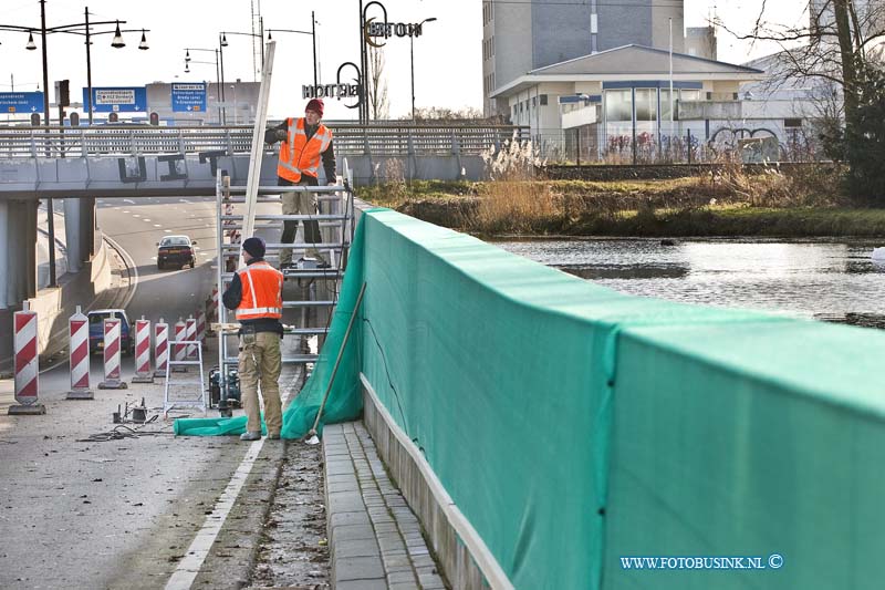 11012711.jpg - FOTOOPDRACHT:Dordrecht:27-01-2011:Foto: het ophangen van de netten.Dordrecht De tunnel onder de laan de VN, waar al maanden een afzetting is aangebracht vanwege de los geraakte tegeltjes, wordt nu voor aangewerkt om er netten over heen te hangen zodat beide rijbanen weer open kunnen, want het getouw trek om wie zijn schuld het is dat de tegel los laten en wie het gaat betalen is begonnen en kan nog vele maanden duren. Als  de netten er hangen kunnen bij rijbannen door het verkeer weer gebruikt worden.Deze digitale foto blijft eigendom van FOTOPERSBURO BUSINK. Wij hanteren de voorwaarden van het N.V.F. en N.V.J. Gebruik van deze foto impliceert dat u bekend bent  en akkoord gaat met deze voorwaarden bij publicatie.EB/ETIENNE BUSINK