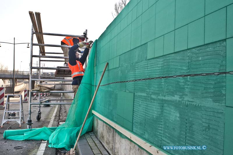 11012712.jpg - FOTOOPDRACHT:Dordrecht:27-01-2011:Foto: het ophangen van de netten.Dordrecht De tunnel onder de laan de VN, waar al maanden een afzetting is aangebracht vanwege de los geraakte tegeltjes, wordt nu voor aangewerkt om er netten over heen te hangen zodat beide rijbanen weer open kunnen, want het getouw trek om wie zijn schuld het is dat de tegel los laten en wie het gaat betalen is begonnen en kan nog vele maanden duren. Als  de netten er hangen kunnen bij rijbannen door het verkeer weer gebruikt worden.Deze digitale foto blijft eigendom van FOTOPERSBURO BUSINK. Wij hanteren de voorwaarden van het N.V.F. en N.V.J. Gebruik van deze foto impliceert dat u bekend bent  en akkoord gaat met deze voorwaarden bij publicatie.EB/ETIENNE BUSINK