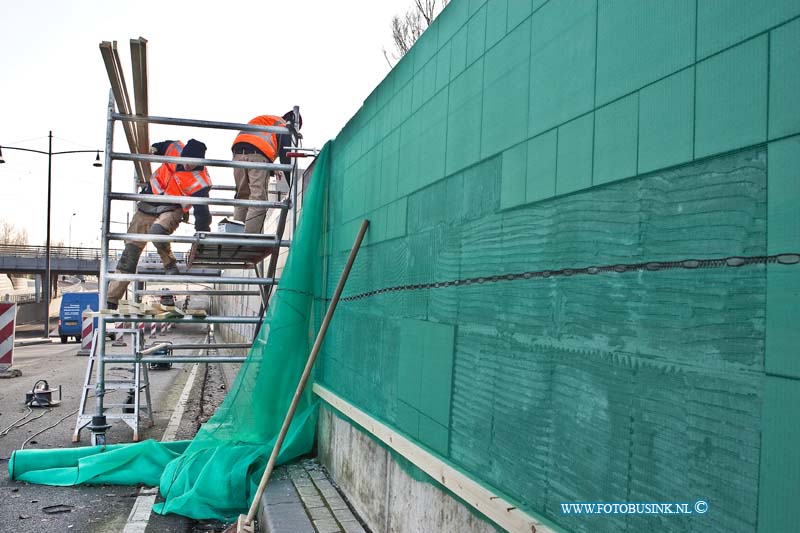 11012713.jpg - FOTOOPDRACHT:Dordrecht:27-01-2011:Foto: het ophangen van de netten.Dordrecht De tunnel onder de laan de VN, waar al maanden een afzetting is aangebracht vanwege de los geraakte tegeltjes, wordt nu voor aangewerkt om er netten over heen te hangen zodat beide rijbanen weer open kunnen, want het getouw trek om wie zijn schuld het is dat de tegel los laten en wie het gaat betalen is begonnen en kan nog vele maanden duren. Als  de netten er hangen kunnen bij rijbannen door het verkeer weer gebruikt worden.Deze digitale foto blijft eigendom van FOTOPERSBURO BUSINK. Wij hanteren de voorwaarden van het N.V.F. en N.V.J. Gebruik van deze foto impliceert dat u bekend bent  en akkoord gaat met deze voorwaarden bij publicatie.EB/ETIENNE BUSINK