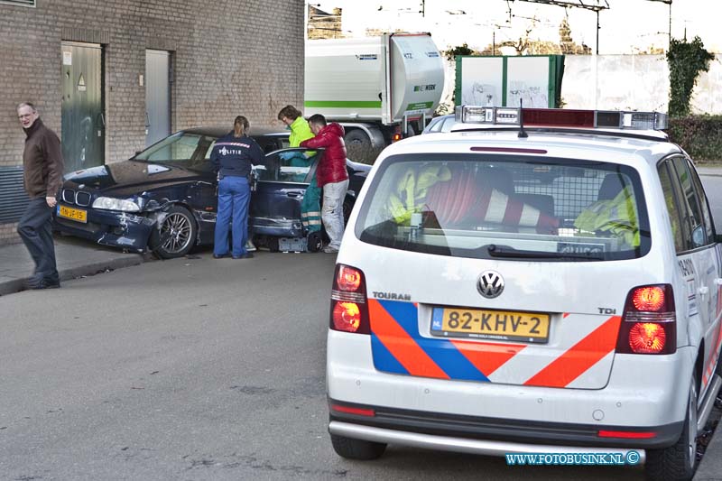 11012804.jpg - FOTOOPDRACHT:Dordrecht:28-01-2011:Aanrijding auto vrachtwagen Weizigtweg de bestuurder raakte gewond en werdt door ambulance personeel behandeld.Deze digitale foto blijft eigendom van FOTOPERSBURO BUSINK. Wij hanteren de voorwaarden van het N.V.F. en N.V.J. Gebruik van deze foto impliceert dat u bekend bent  en akkoord gaat met deze voorwaarden bij publicatie.EB/ETIENNE BUSINK