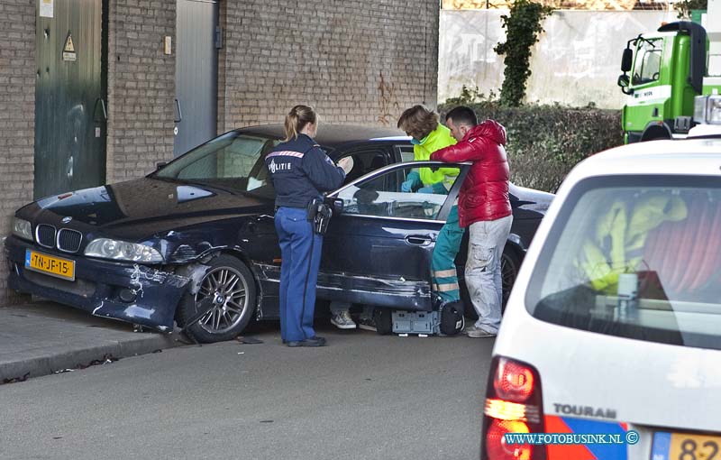 11012805.jpg - FOTOOPDRACHT:Dordrecht:28-01-2011:Aanrijding auto vrachtwagen Weizigtweg de bestuurder raakte gewond en werdt door ambulance personeel behandeld.Deze digitale foto blijft eigendom van FOTOPERSBURO BUSINK. Wij hanteren de voorwaarden van het N.V.F. en N.V.J. Gebruik van deze foto impliceert dat u bekend bent  en akkoord gaat met deze voorwaarden bij publicatie.EB/ETIENNE BUSINK