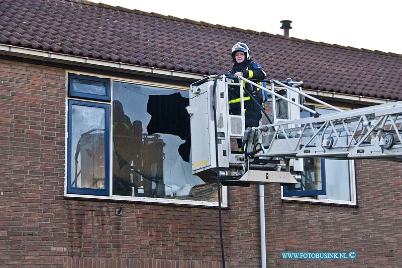 11012806.jpg - FOTOOPDRACHT:OUD-BEIJERLAND:28-01-2011:In een woning aan de Van Speijkstraat in Oud-Beijerland is vrijdagmiddag een grote woningbrand geweest. Er werd het sein grote brand gegeven omdat het niet duidelijk was of er nog personen in het pand aanwezig waren. Er is een verwarde vrouw aangetroffen en die voor onderzoek mee naar het ziekenhuis. Over de oorzaak is nog niets bekendDeze digitale foto blijft eigendom van FOTOPERSBURO BUSINK. Wij hanteren de voorwaarden van het N.V.F. en N.V.J. Gebruik van deze foto impliceert dat u bekend bent  en akkoord gaat met deze voorwaarden bij publicatie.EB/ETIENNE BUSINK