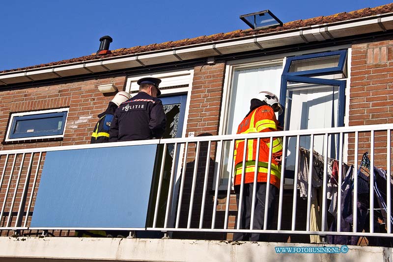 11012807.jpg - FOTOOPDRACHT:OUD-BEIJERLAND:28-01-2011:In een woning aan de Van Speijkstraat in Oud-Beijerland is vrijdagmiddag een grote woningbrand geweest. Er werd het sein grote brand gegeven omdat het niet duidelijk was of er nog personen in het pand aanwezig waren. Er is een verwarde vrouw aangetroffen en die voor onderzoek mee naar het ziekenhuis. Over de oorzaak is nog niets bekendDeze digitale foto blijft eigendom van FOTOPERSBURO BUSINK. Wij hanteren de voorwaarden van het N.V.F. en N.V.J. Gebruik van deze foto impliceert dat u bekend bent  en akkoord gaat met deze voorwaarden bij publicatie.EB/ETIENNE BUSINK