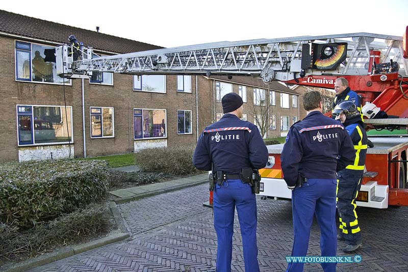 11012808.jpg - FOTOOPDRACHT:OUD-BEIJERLAND:28-01-2011:In een woning aan de Van Speijkstraat in Oud-Beijerland is vrijdagmiddag een grote woningbrand geweest. Er werd het sein grote brand gegeven omdat het niet duidelijk was of er nog personen in het pand aanwezig waren. Er is een verwarde vrouw aangetroffen en die voor onderzoek mee naar het ziekenhuis. Over de oorzaak is nog niets bekendDeze digitale foto blijft eigendom van FOTOPERSBURO BUSINK. Wij hanteren de voorwaarden van het N.V.F. en N.V.J. Gebruik van deze foto impliceert dat u bekend bent  en akkoord gaat met deze voorwaarden bij publicatie.EB/ETIENNE BUSINK