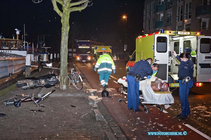 11012902.jpg - FOTOOPDRACHT:Dordrecht:29-01-2011:Dordrecht Bij een ongeval met een brommer is 1 persoon zwaar gewond geraakt, op het achter hakkers t/h van hotel Dordrecht. Het gewonde slachtoffer werd met de ambulance naar een ziekenhuis vervoert. Over de toedracht van het ongeval is niets bekend.Deze digitale foto blijft eigendom van FOTOPERSBURO BUSINK. Wij hanteren de voorwaarden van het N.V.F. en N.V.J. Gebruik van deze foto impliceert dat u bekend bent  en akkoord gaat met deze voorwaarden bij publicatie.EB/ETIENNE BUSINK