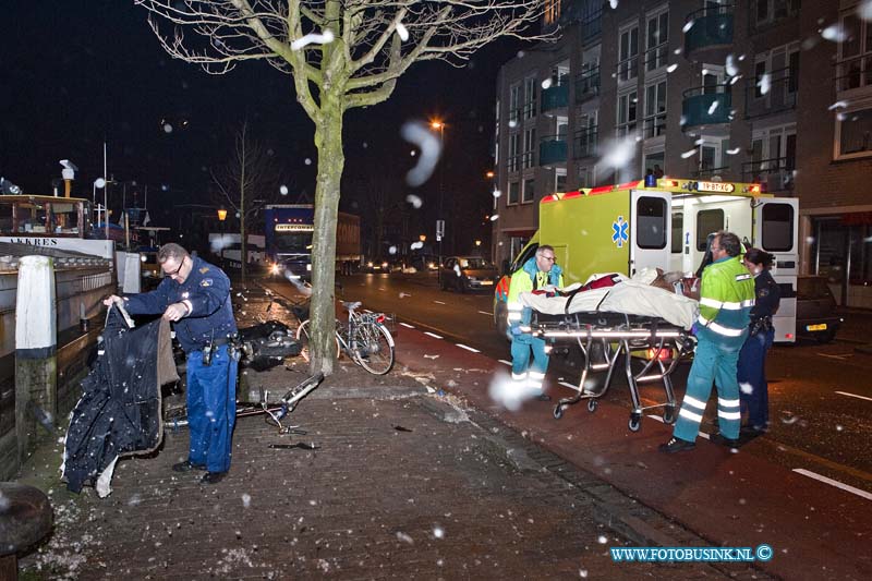 11012903.jpg - FOTOOPDRACHT:Dordrecht:29-01-2011:Dordrecht Bij een ongeval met een brommer is 1 persoon zwaar gewond geraakt, op het achter hakkers t/h van hotel Dordrecht. Het gewonde slachtoffer werd met de ambulance naar een ziekenhuis vervoert. Over de toedracht van het ongeval is niets bekend.Deze digitale foto blijft eigendom van FOTOPERSBURO BUSINK. Wij hanteren de voorwaarden van het N.V.F. en N.V.J. Gebruik van deze foto impliceert dat u bekend bent  en akkoord gaat met deze voorwaarden bij publicatie.EB/ETIENNE BUSINK