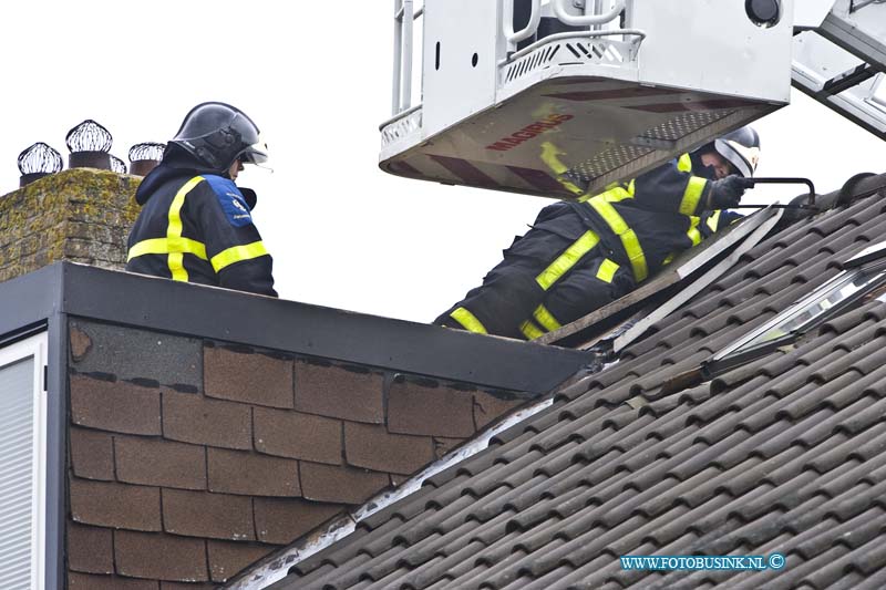 11020403.jpg - FOTOOPDRACHT:Heerjaarsdam:04-02-2011:Aan de Hoge Nes nr 5 in Heerjaarsdam is vanmiddag door de storm de dakbedekking van een dakkapel afgewaaid door de storm die over het land raast. De brandweer haalde het losse gedeelte van het dak af met een zaag.Deze digitale foto blijft eigendom van FOTOPERSBURO BUSINK. Wij hanteren de voorwaarden van het N.V.F. en N.V.J. Gebruik van deze foto impliceert dat u bekend bent  en akkoord gaat met deze voorwaarden bij publicatie.EB/ETIENNE BUSINK