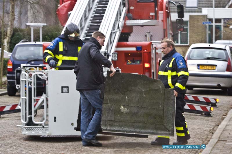 11020404.jpg - FOTOOPDRACHT:Heerjaarsdam:04-02-2011:Aan de Hoge Nes nr 5 in Heerjaarsdam is vanmiddag door de storm de dakbedekking van een dakkapel afgewaaid door de storm die over het land raast. De brandweer haalde het losse gedeelte van het dak af met een zaag.Deze digitale foto blijft eigendom van FOTOPERSBURO BUSINK. Wij hanteren de voorwaarden van het N.V.F. en N.V.J. Gebruik van deze foto impliceert dat u bekend bent  en akkoord gaat met deze voorwaarden bij publicatie.EB/ETIENNE BUSINK