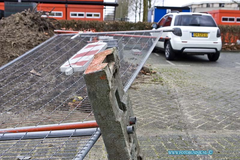 11020406.jpg - FOTOOPDRACHT:Dordrecht:04-02-2011:Door de storm is vanmiddag op het van Eersterenplein in de wijk Stadspolders een bouwhek van het NS terrein op 2 geparkeerde auto's gewaaid. Deze raakte licht beschadigd.Deze digitale foto blijft eigendom van FOTOPERSBURO BUSINK. Wij hanteren de voorwaarden van het N.V.F. en N.V.J. Gebruik van deze foto impliceert dat u bekend bent  en akkoord gaat met deze voorwaarden bij publicatie.EB/ETIENNE BUSINK