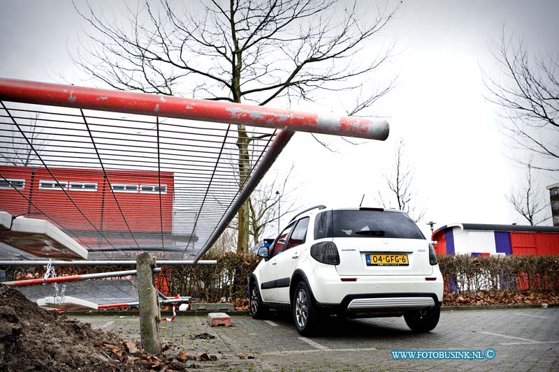 11020407.jpg - FOTOOPDRACHT:Dordrecht:04-02-2011:Door de storm is vanmiddag op het van Eersterenplein in de wijk Stadspolders een bouwhek van het NS terrein op 2 geparkeerde auto's gewaaid. Deze raakte licht beschadigd.Deze digitale foto blijft eigendom van FOTOPERSBURO BUSINK. Wij hanteren de voorwaarden van het N.V.F. en N.V.J. Gebruik van deze foto impliceert dat u bekend bent  en akkoord gaat met deze voorwaarden bij publicatie.EB/ETIENNE BUSINK